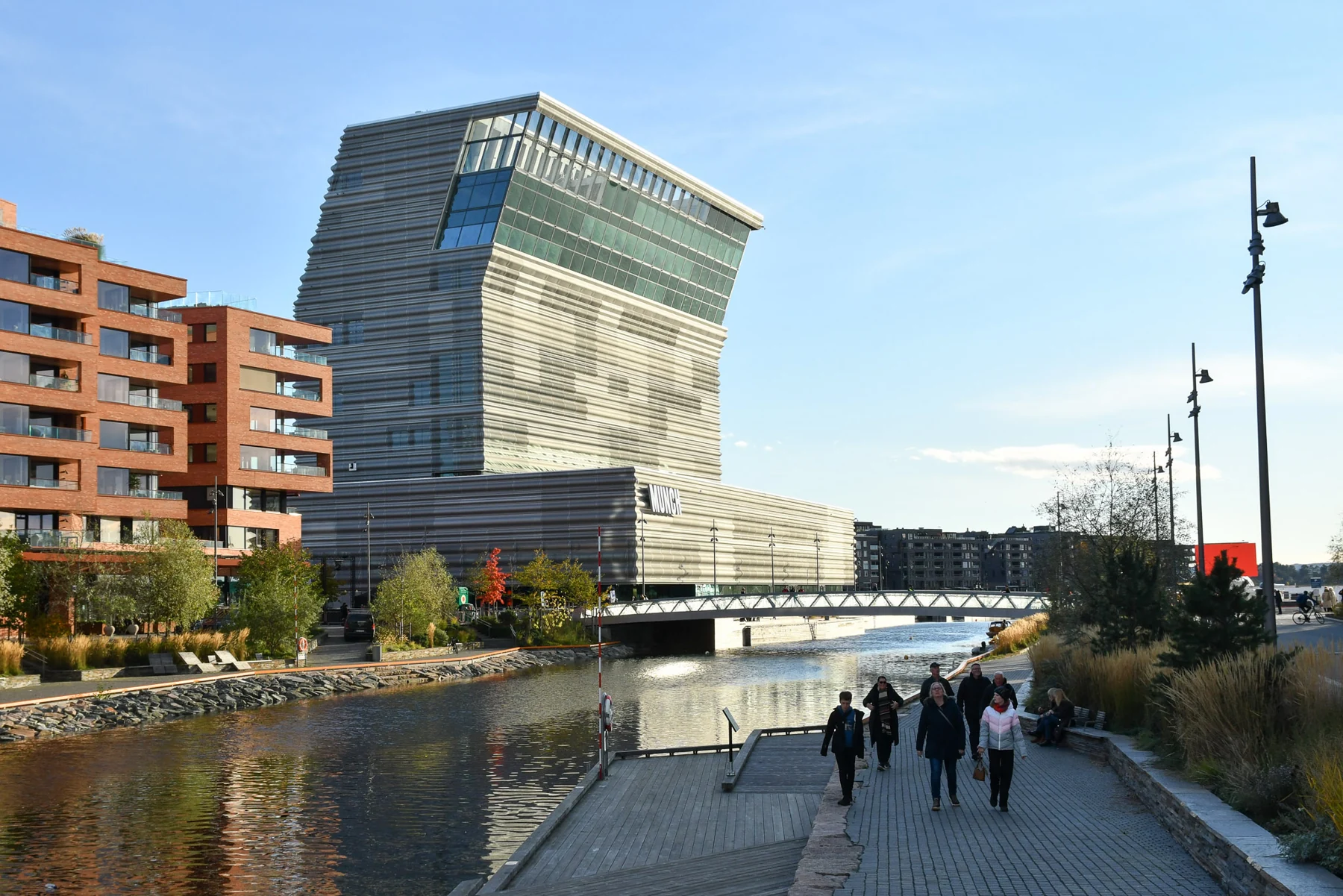 Pedestrians crossing Oda’s bridge towards the MUNCH building.